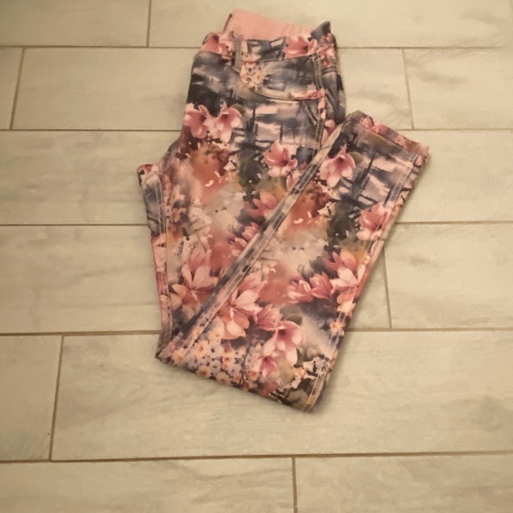 Gently Worn Venus Size Medium Reversible Skinny Jeans in Pink and Floral - Picture 11 of 14